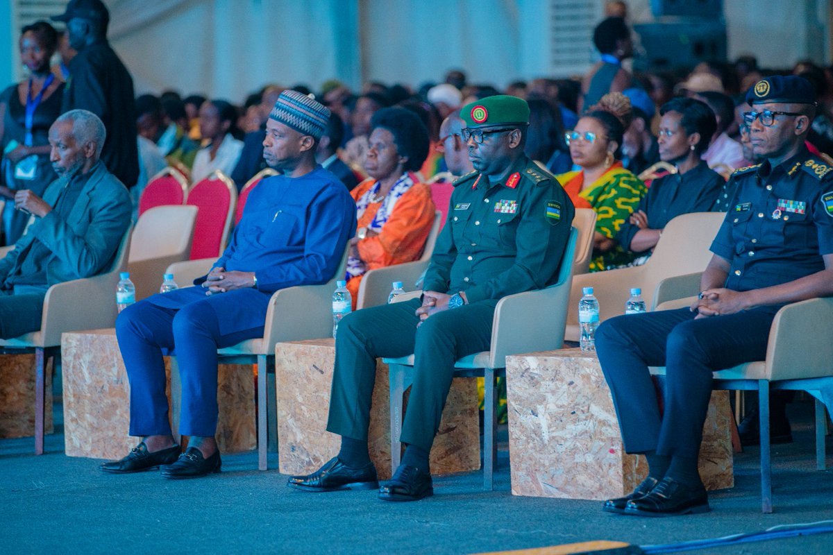 CityofKigali's tweet image. Muri #KCEV hari kuba igitaramo gisingiza Intwari kibanziriza Umunsi w'Intwari z'u Rwanda wizihizwa tariki ya 01 Gashyantare. Umuyobozi w'Umujyi wa #Kigali @dusengiyumvas, Minisitiri @DrDamascene n'abandi bayobozi batandukanye bitabiriye iki gitaramo. 
#Ubutwari2024 #Ubutwari30