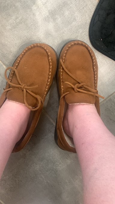 I stole your slippers pls respond https://t.co/mYduzbxJZ0