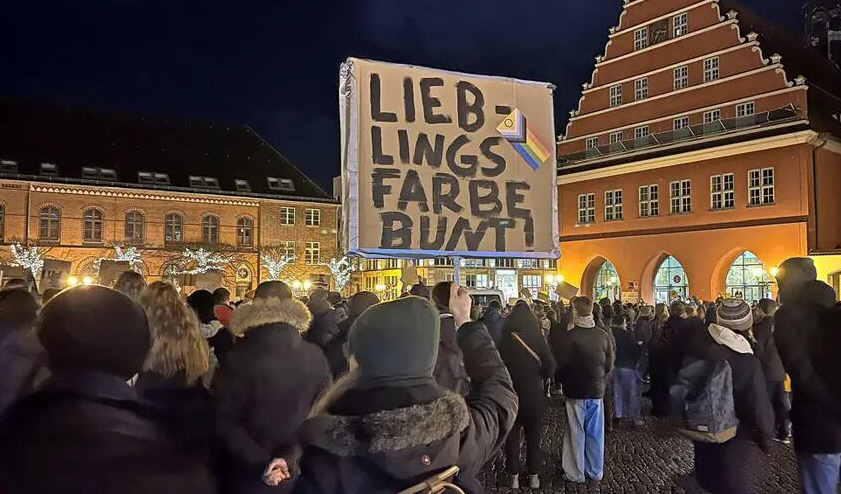 31.01. 
weiter geht es mit 📢#LAUTgegenRechts 
In ❤️ Greifswald demonstrieren am Abend erneut rund 1.000 Menschen gegen den Rechtsextremismus der AfD.

🇩🇪#DeutschlandStehtAuf
❌#NieWiederIstJetzt
💕 #wirsindmehr
🔥#WirSindDieBrandmauer

ostsee-zeitung.de/lokales/vorpom…