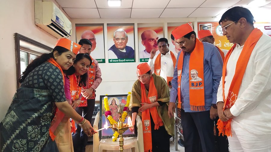 ushapatel67's tweet photo. બારડોલી લોકસભા ક્લસ્ટર પ્રભારી ડૉ. જ્યોતિબેન પંડ્યા સાથે બેઠક. https://t.co/S2wBoun2HU