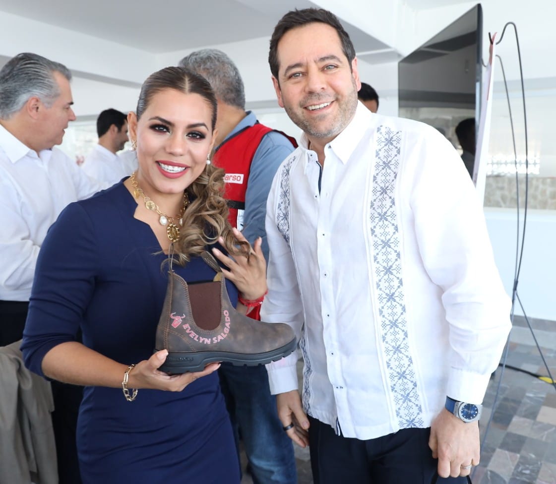 abugaberjose's tweet photo. En el marco de la reunión de Consejo del @Infonavit, le entregué a la gobernadora de #Guerrero, Evelyn Salgado @EvelynSalgadoP, unas botas personalizadas hechas por @CalzadoComando. 🤝👢 https://t.co/FqwITIshBX