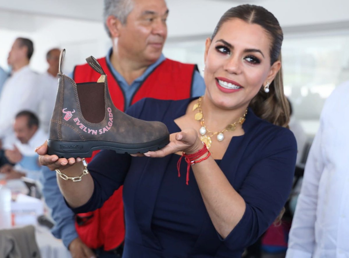 abugaberjose's tweet photo. En el marco de la reunión de Consejo del @Infonavit, le entregué a la gobernadora de #Guerrero, Evelyn Salgado @EvelynSalgadoP, unas botas personalizadas hechas por @CalzadoComando. 🤝👢 https://t.co/FqwITIshBX