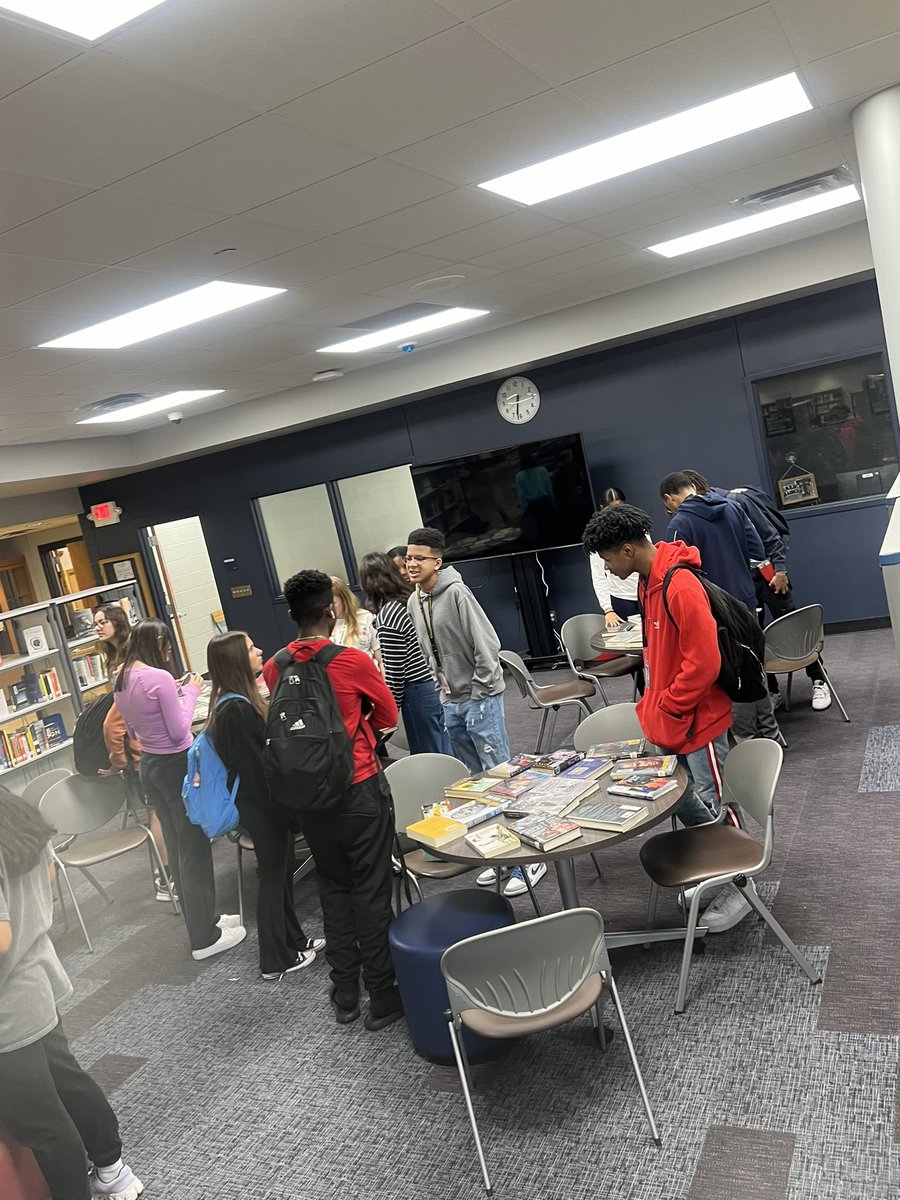 Randle2300's tweet image. Shout out to the @SVRangerLibrary for having our Smithson Valley Black Student Union select books for a showcase in honor of Black History Month. @cisdnews @valleyventana @StaffordTheGoat