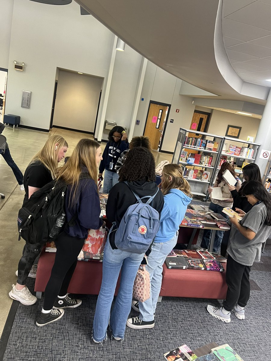 Randle2300's tweet image. Shout out to the @SVRangerLibrary for having our Smithson Valley Black Student Union select books for a showcase in honor of Black History Month. @cisdnews @valleyventana @StaffordTheGoat