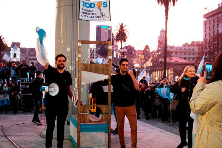 lucampora's tweet photo. Leonardo Sosa, integrante de Revolución Federal, promotor del odio y la violencia que terminaron en el intento de asesinato de Cristina, paseando por los pasillos del Congreso con pulsera VIP.

El Poder Judicial los cuida y algunos diputados se ve que también. https://t.co/kJEPgosqAW