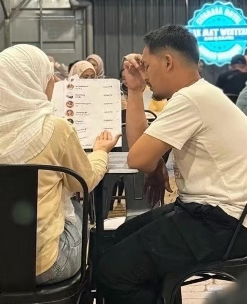 HumansNoContext's tweet photo. Bro thought she was holding a menu 😭 https://t.co/XBnhhMIIyI