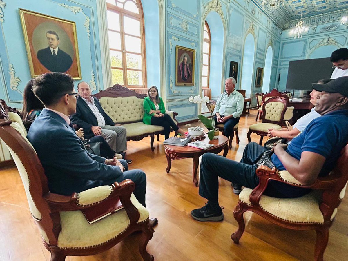 #Ibarra | Acciones en beneficio de los asegurados del <a href="/IESS_SSC/">Seguro Social Campesino del IESS.</a>. El alcalde de Ibarra, @avocastilloa, junto al director nacional, Pedro Eguiguren, mantuvieron una reunión a fin de articular un convenio interinstitucional que permita la mejora de los dispensarios de la localidad.