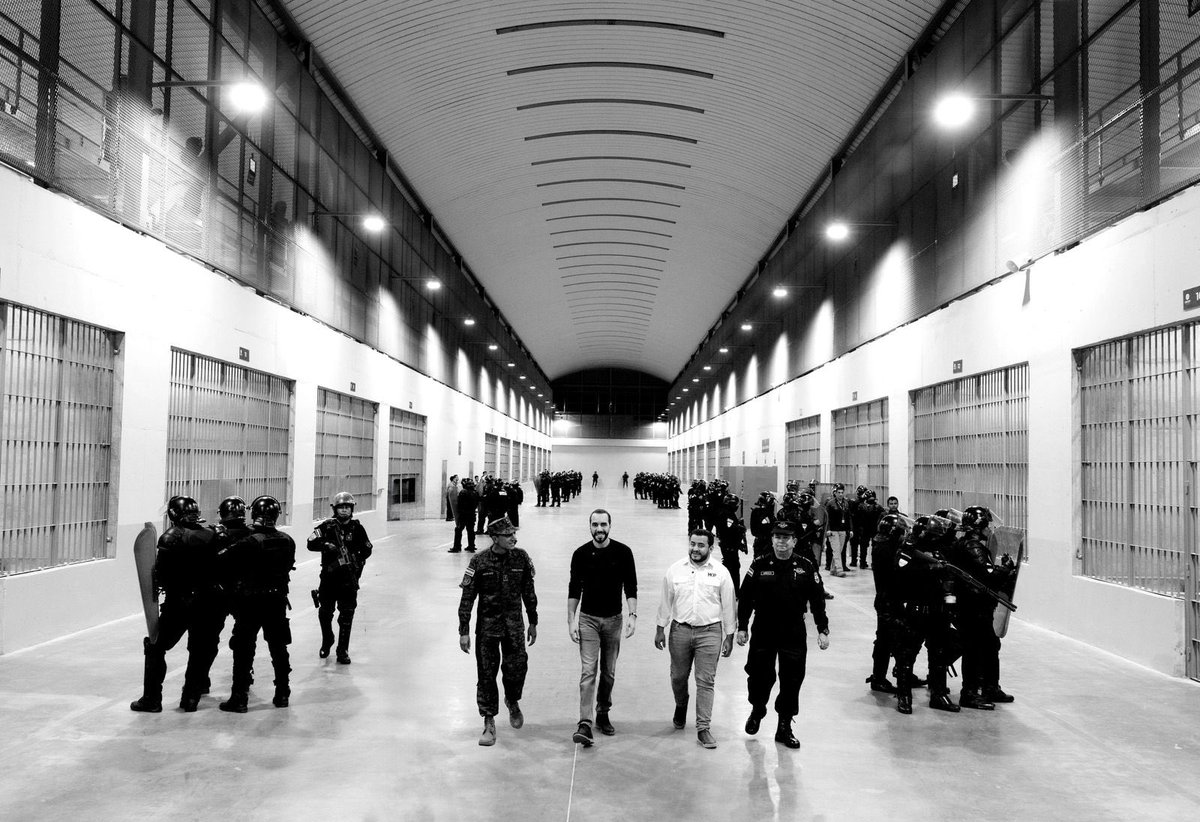 CarlosHdez_SV's tweet photo. Los planes de “seguridad” de @ARENAOFICIAL y @FMLNDeptalSS fueron la burla hacia el pueblo. Siempre buscaron proteger a sus “angelitos”. Es por eso que su lucha tenaz ha sido por quitar el régimen de excepción. Ahora sus criminales pandilleros pagan por sus asesinatos, desapariciones, violaciones y extorsiones en el CECOT, la cárcel más grande y segura de América. Un año del CECOT. Dios bendiga a El Salvador.