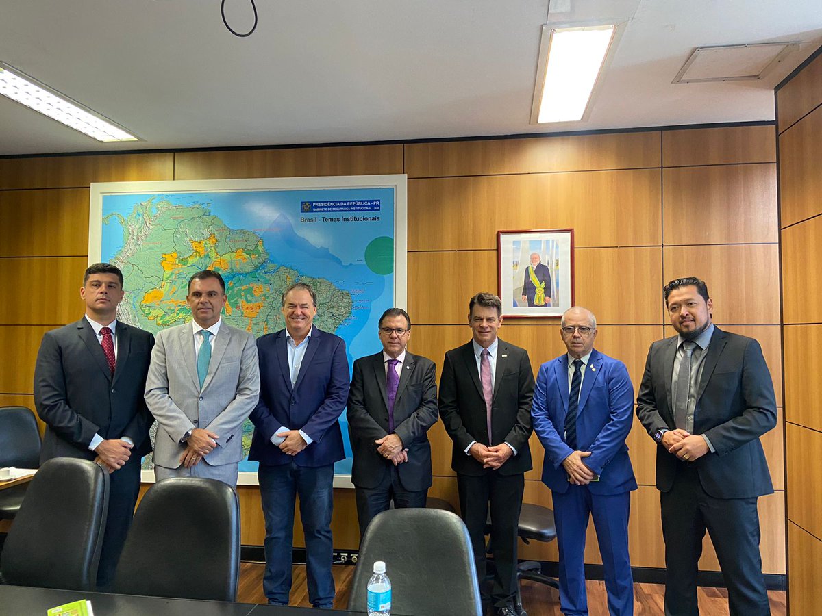 sistemacndl's tweet photo. 📍 AGENDA CNDL | O presidente da CNDL, José César da Costa, participou, juntamente com outros representantes do setor de comércio e serviços, de reunião com o Ministro do Trabalho e Emprego, Luiz Marinho. https://t.co/gKVUUHMXZO