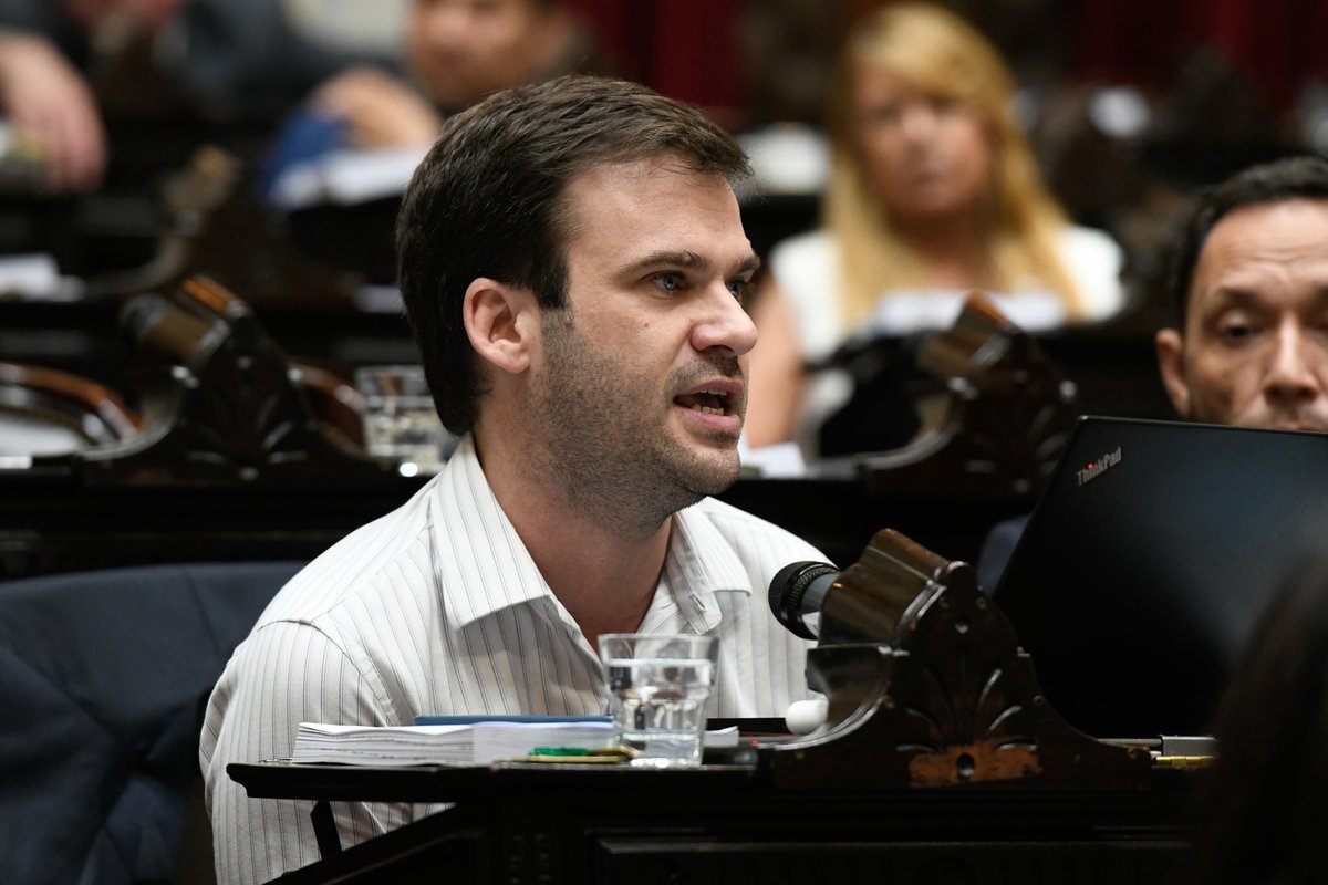 ccari_ok's tweet photo. #LeyOmnibus @JuanmaLopezAR "Propusimos un dictamen más ordenado. Más constitucional. No votamos facultades por un principio político, pero además porque nacimos en este Parlamento hace 22 años cuando @elisacarrio no le votó facultades a Cavallo".
▶️ https://t.co/ucWKwCVkGD https://t.co/X56EqK1Nou