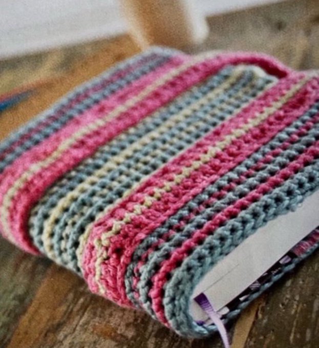 Crochet Book Cover Pattern 📚 Make to fit an A5 hardback notebook or diary 😊A lovely project to make for your favourite books or a gift for a bookworm 
dwcrochetpatterns.etsy.com/listing/399314… #MHHSBD #craftbizparty #inbizhour #foodiebookclubhour