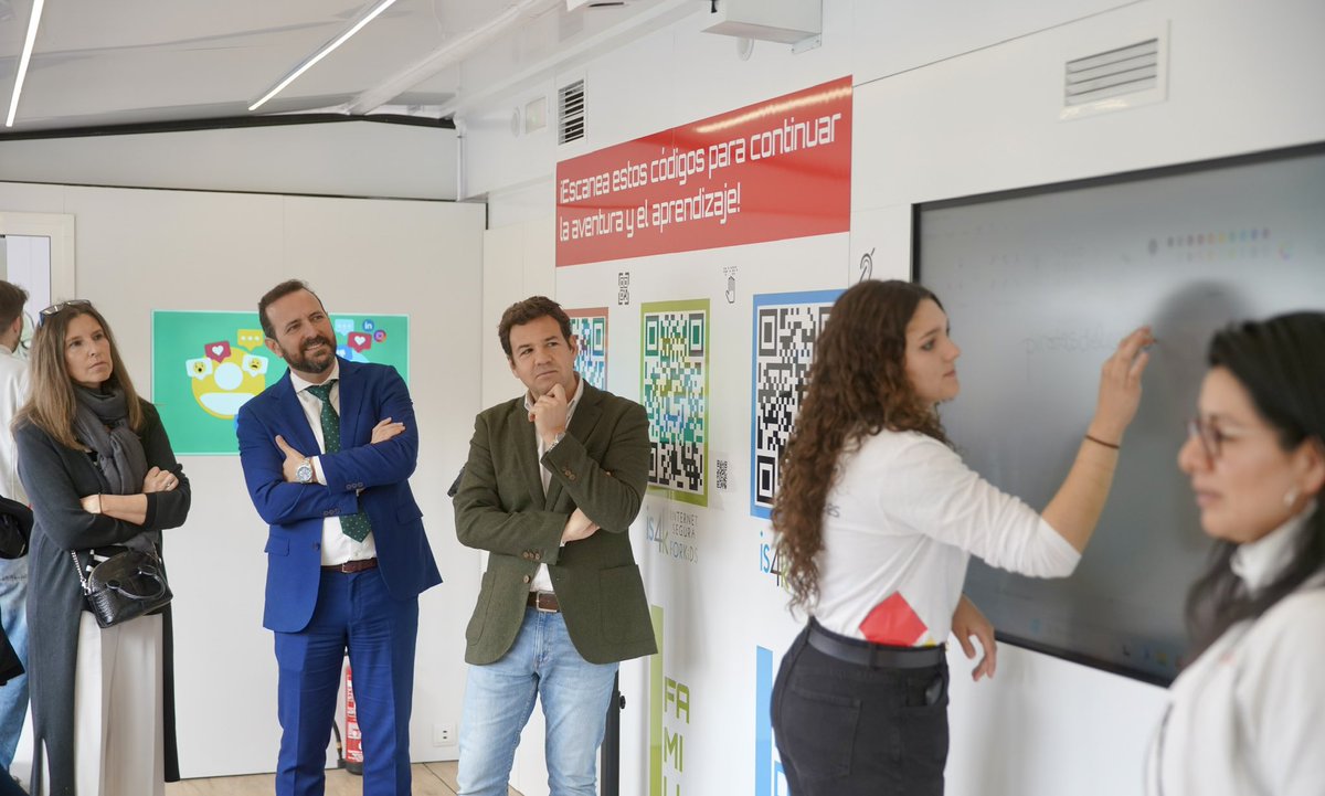 jdelauz's tweet photo. Hoy hemos acudido junto al viceconsejero de Organización Educativa, @JoseCarlosFdezB, a una clase de #Ciberseguridad en el roadshow de @INCIBE que estará hasta el día 3 de febrero en la plaza Multiusos de #LasRozas y hasta el 2 de febrero en el #Hub232 de @LasRozasNext. https://t.co/1oqbUMynwT