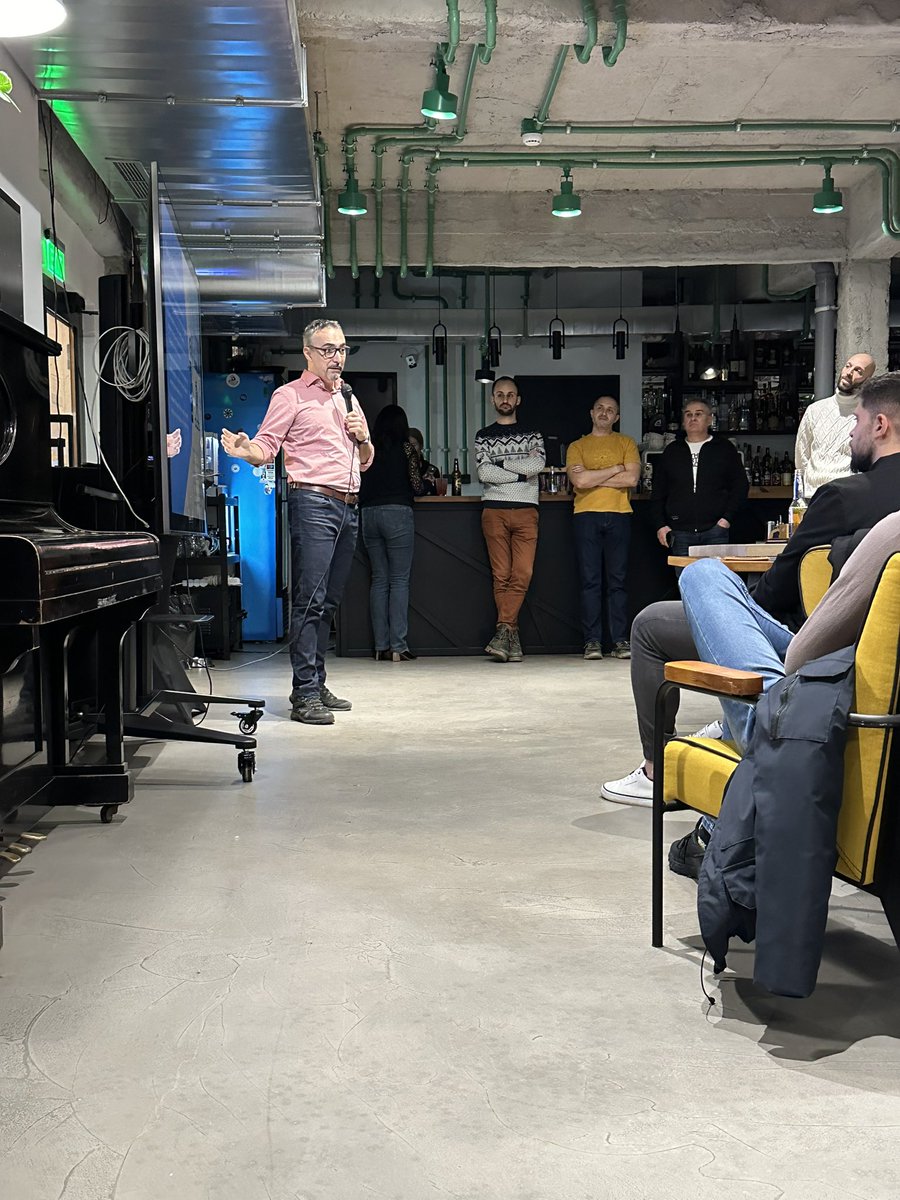 sofiaunchained's tweet photo. @roam_network’s #RoamApp is now live & @RoamArchAngel is presenting the project @ #Sofia #Crypto #Meetup ❤️🔥
Kudos to the whole team for making it happen! 🔥 https://t.co/tovEvjpnB8