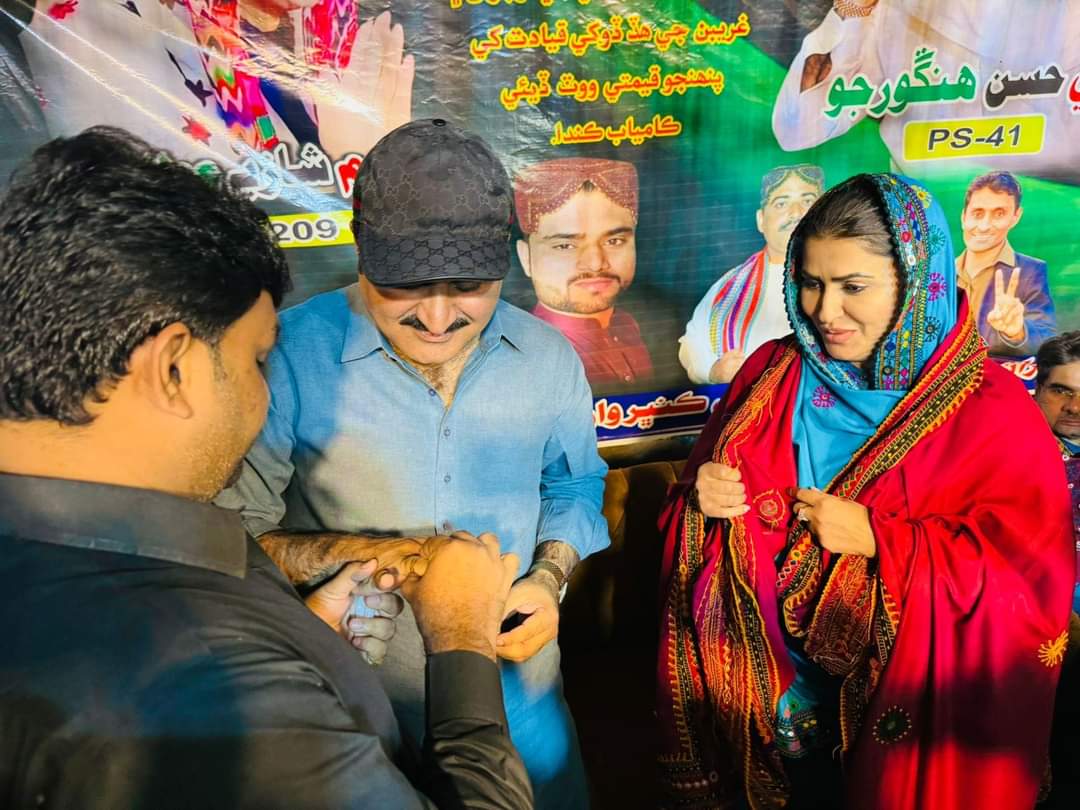 Menghwar_Rawal's tweet photo. PPP candidates #NA209 @ShaziaAttaMarri & #PS41 @AliHassanHingo4 participated in the Jalsa of warid-10 Khipro, where greater number of people participated & showed support for #VoteForTeer.
"Wari Wari Shazia Marri" slogan being chanted by all the people.
@Anny_Marri #VoteForPPP https://t.co/Pd6xHV7uwd