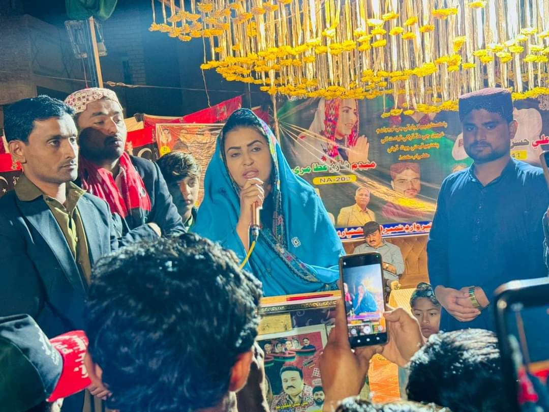 Menghwar_Rawal's tweet photo. PPP candidates #NA209 @ShaziaAttaMarri & #PS41 @AliHassanHingo4 participated in the Jalsa of warid-10 Khipro, where greater number of people participated & showed support for #VoteForTeer.
"Wari Wari Shazia Marri" slogan being chanted by all the people.
@Anny_Marri #VoteForPPP https://t.co/Pd6xHV7uwd