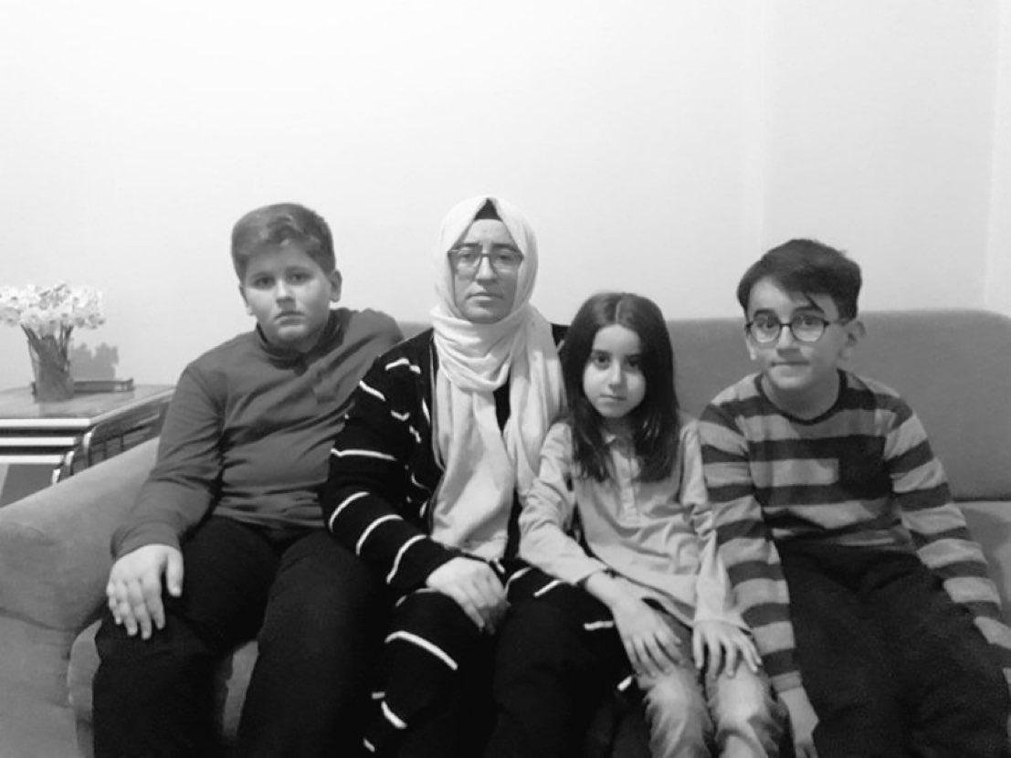 Bir aileyi paramparça ediyorlar.
Ne bir ailesi tam olarak 1,5 milyon aileyi darmadağın ettiler.Masumları hapsedip hastalıklarını görmezden geldiler.Kanser hastası bir masumu serbest bırakmayan bu sistem batmaya mahkumdur
GüldenAşıka AcilTahliye

#ramazanhoca 
#AfraSaraçoğlu