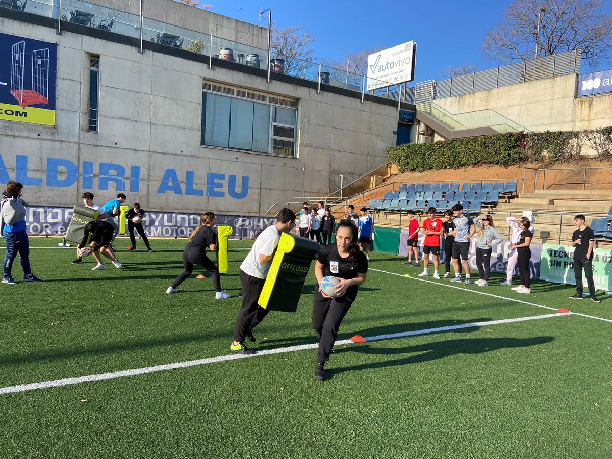 🟢 Promoció - Activitats centres educatius 

Avui hem celebrat a l’estadi Baldiri Aleu de @AjSantBoi amb la col•laboració la @UESantboiana la Trobada Comarcal de Rugbi, un esport molt arrelat a la nostra comarca amb més de 220 alumnes de secundària.