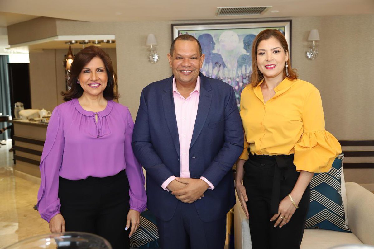 Muchas gracias a <a href="/margaritacdf/">Margarita Cedeño</a> por recibirnos en su hermoso hogar . Un grato momento recordando anécdotas e intercambiando opiniones sobre diversos temas.

Vamos a seguir trabajando a favor de nuestra gente. 

<a href="/renepolancov/">René Polanco</a> @marycdepolanco 

#SeguimosTrabajando 
#RescateRD 🟢⚪️🟣