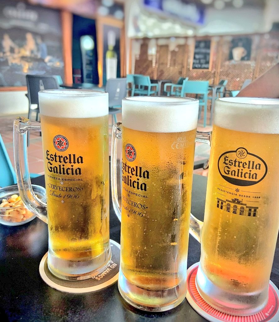 Perfect pints of Estrella Galicia in Lanzarote 🇪🇸....€2 each!! You could get 1 beer over here for the same price of all 3 🍺🍺🍺