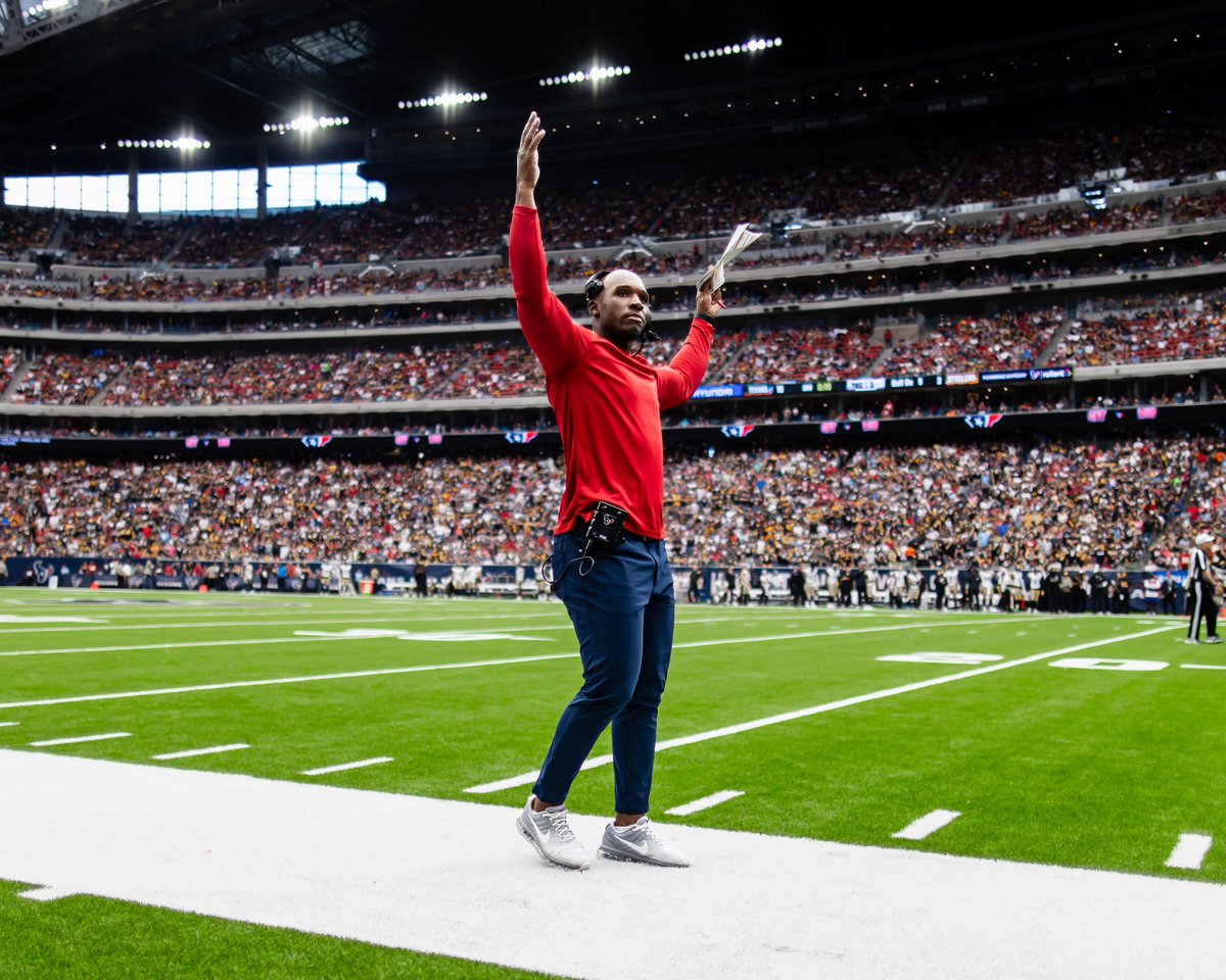 HoustonTexans's tweet photo. One year of DeMeco Ryans 🔥  
 
♦️ AP Coach of the Year Finalist  ♦️ PFWA Coach of the Year  ♦️ Advanced to the Divisional Round  ♦️ First rookie HC and QB to win their division in NFL history https://t.co/EfVvfMupWs