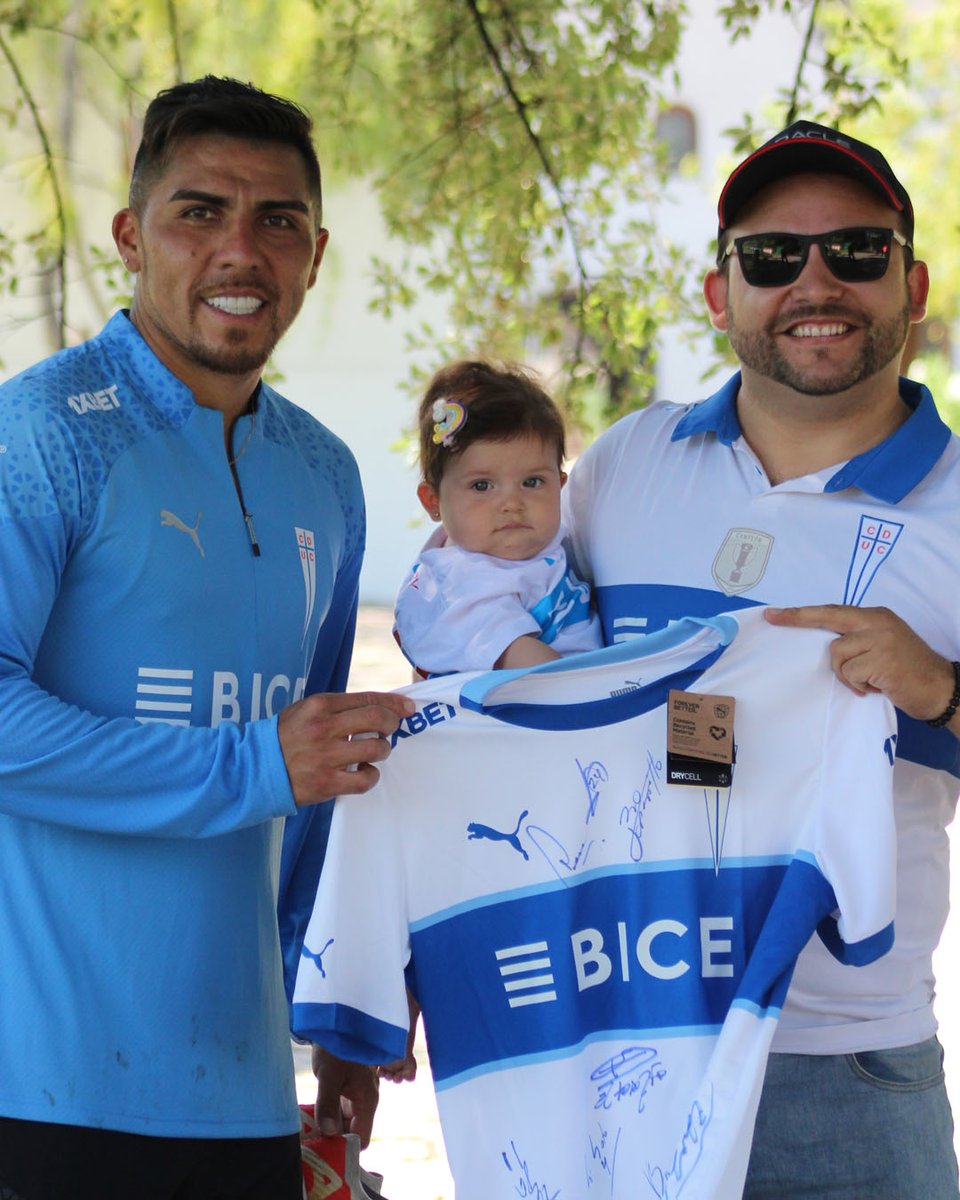 Cruzados's tweet photo. ¡Momentos únicos con la #GoUC 💳 !
Juan Pablo Vera, vivió junto la emoción del entrenamiento de #LosCruzados y se llevó una camiseta de La Franja autografiada⚪🔵
Adquiere tu Tarjeta Go UC en https://t.co/C2xR0dFuE5 y participa por premios y experiencias exclusivas✍️⚽️ https://t.co/ZB7XGmBS2V