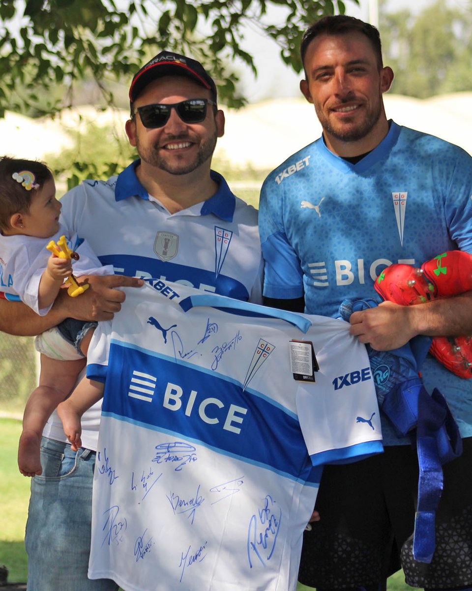 Cruzados's tweet photo. ¡Momentos únicos con la #GoUC 💳 !
Juan Pablo Vera, vivió junto la emoción del entrenamiento de #LosCruzados y se llevó una camiseta de La Franja autografiada⚪🔵
Adquiere tu Tarjeta Go UC en https://t.co/C2xR0dFuE5 y participa por premios y experiencias exclusivas✍️⚽️ https://t.co/ZB7XGmBS2V