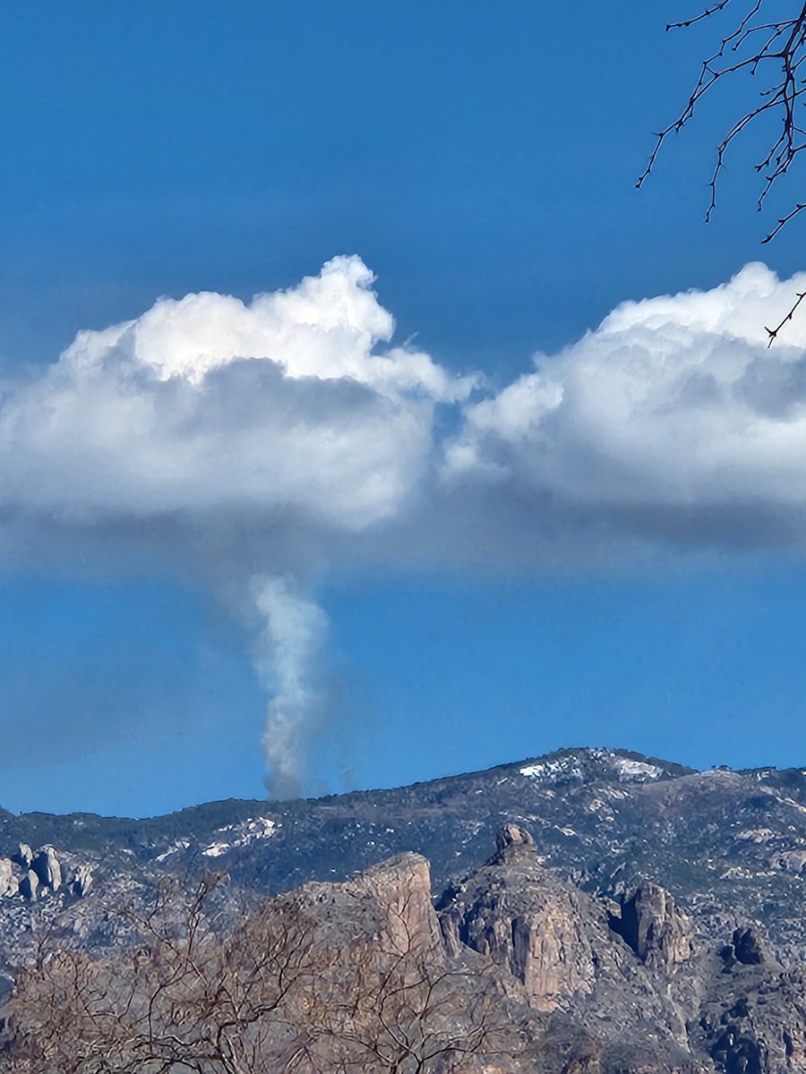 StevenOsc's tweet photo. Pretty big #smoke plume up near Mount Bigelow. What is burning?

#fire https://t.co/8ojmexR86p