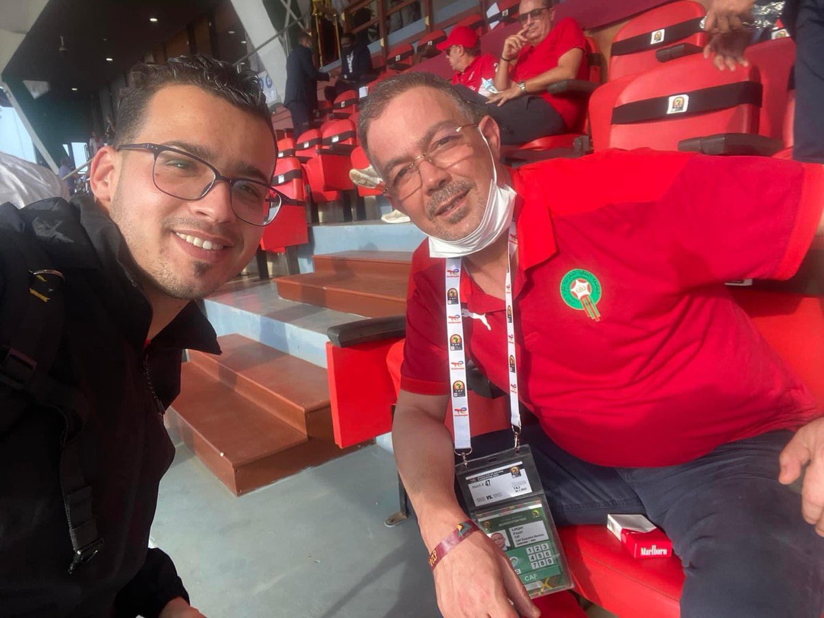 MmabroukEg's tweet photo. شتان الفارق بين لقجع و جمال علام !!

التقيت بالسيد فوزي لقجع رئيس الاتحاد المغربي في مباراة مصر و المغرب في كأس افريقيا بالكاميرون .. فوجئت بأنه يجلس بجانبي في vip و يرتدي زي المنتخب المغربي و كأنه يتعامل مثله مثل أي مشجع مغربي .. علي العكس تماما رئيس اتحاد الكرة يجلس VVIP بجانب رئيس الكاف و السفير و القيادات الكبري ..

و علي الرغم بأن هذا الشخص هو عضو لجنة تنفيذية للفيفا والكاف الا انه يرفض التفاخر بهذه المناصب .. امامه هدف واحد هو مصلحة الكرة المغربية فقط .. و الباقية لا تجد له قيمه عنده ..

مستحيل ان تري لقجع يتباهي بالصور و الكراسي و الشو بجانب انفانتينو و موتسيمبي .. هل ظهر لقجع في اي صورة رسمية .. الاجابة لا .. يتعامل مثله مثل عامل الملابس لخدمة المنتخب و الكرة المغربية ..

مصر تستحق ان تمتلك رئيس اتحاد كرة علي قدر تاريخها ☑️
