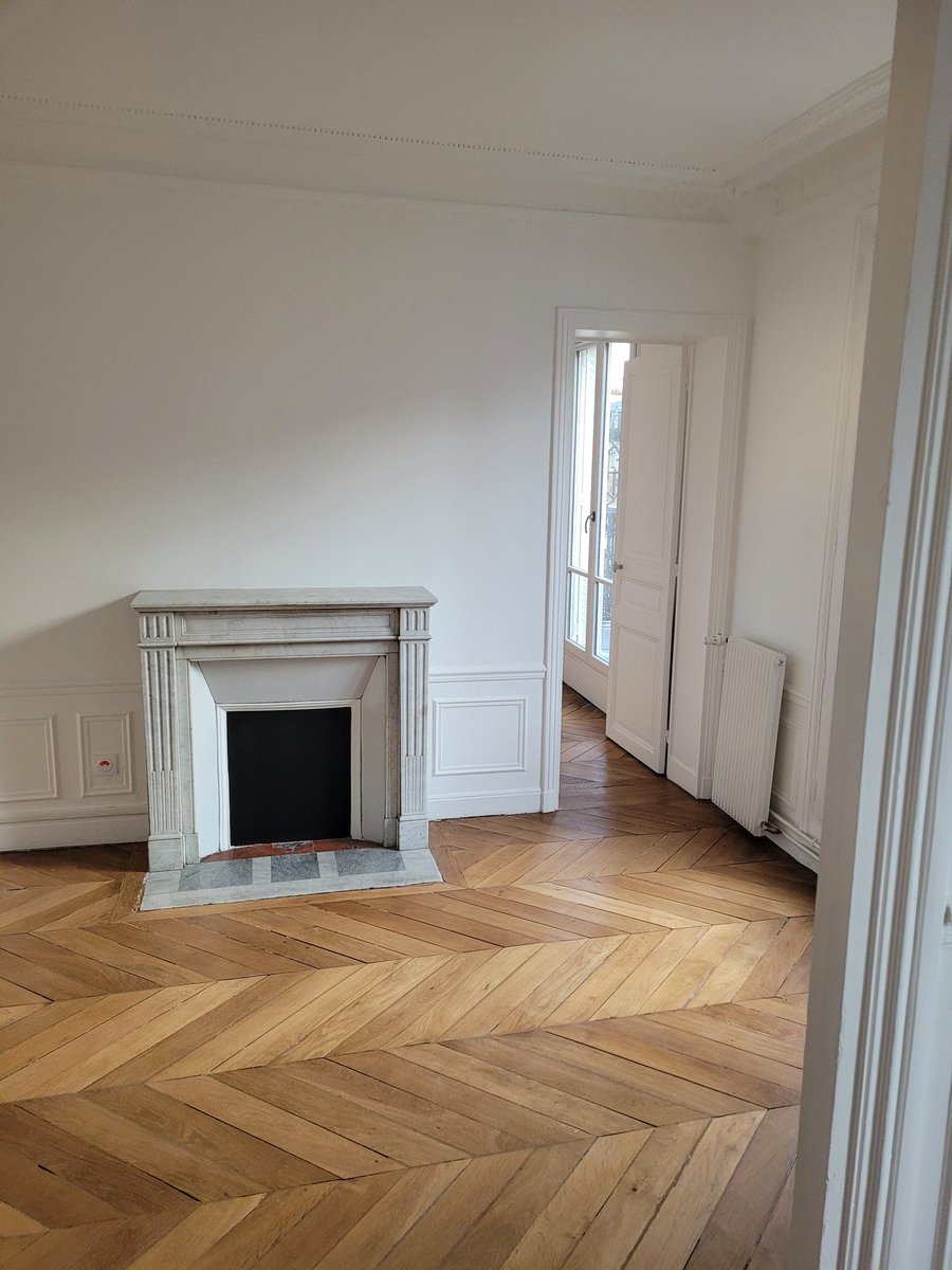 jacquesbaudrier's tweet image. 2) Cet immeuble était une passoire thermique (de DPE F, qui aurait été interdit à la location d'ici 2028)

Le propriétaire ne souhaitait pas faire de travaux et laissait la moitié des logements vides

@ElogieSiemp l'a rénové : il est maintenant très performant (DPE B)