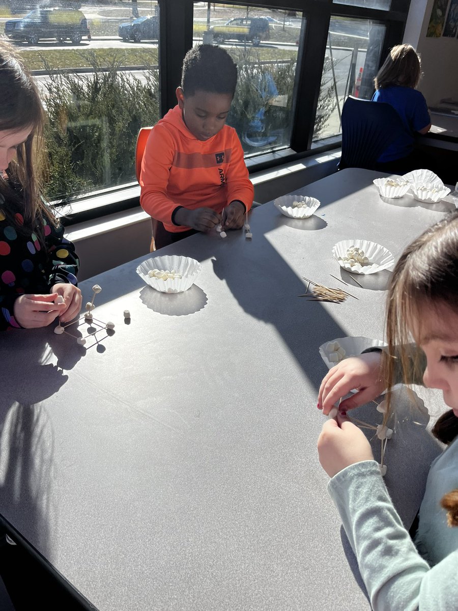 Mrs. Argie’s Kindergarten class working on a STEM project! Creating a den for a hibernating 🐻 <a href="/Bulldogs512/">Chris Lash</a> <a href="/BriarwoodElem/">Briarwood Bulldogs</a> <a href="/theSMSD/">SM School District</a>