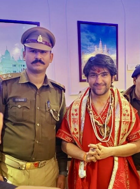 cop_Amitvikram's tweet photo. श्री श्री धीरेन्द्र शास्त्री महाराज बागेश्वर धाम बालाजी सरकार का आशीर्वाद प्राप्त हुआ  |   

 प्रेम से बोलो बागेश्वर धाम सरकार की जय https://t.co/iRZBjEaLlg