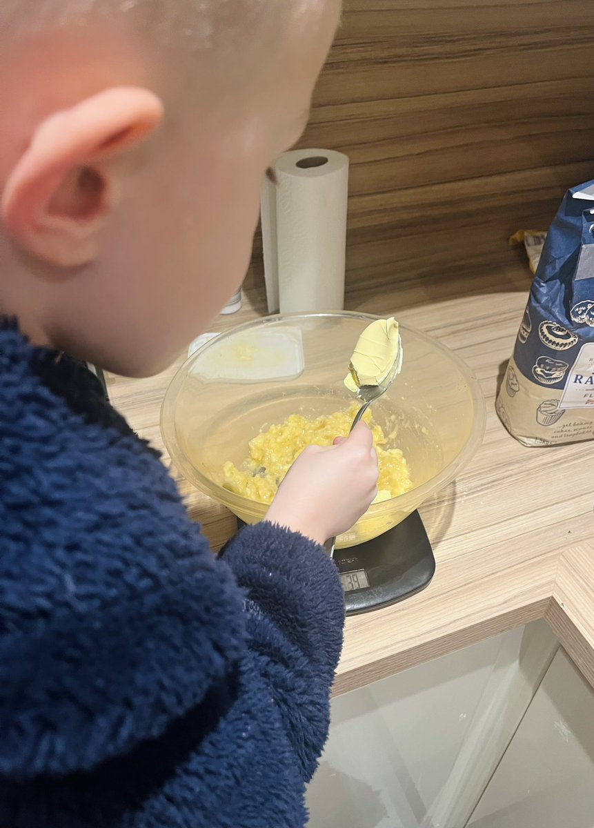 AmyBlythe_'s tweet photo. @CCCRPrimary Rupert completing task 5 - using the scales to measure our ingredients out, counting the cases and how to split the cakes equally 🍌🍫🧁 #homework https://t.co/IFeQ6vxvHs