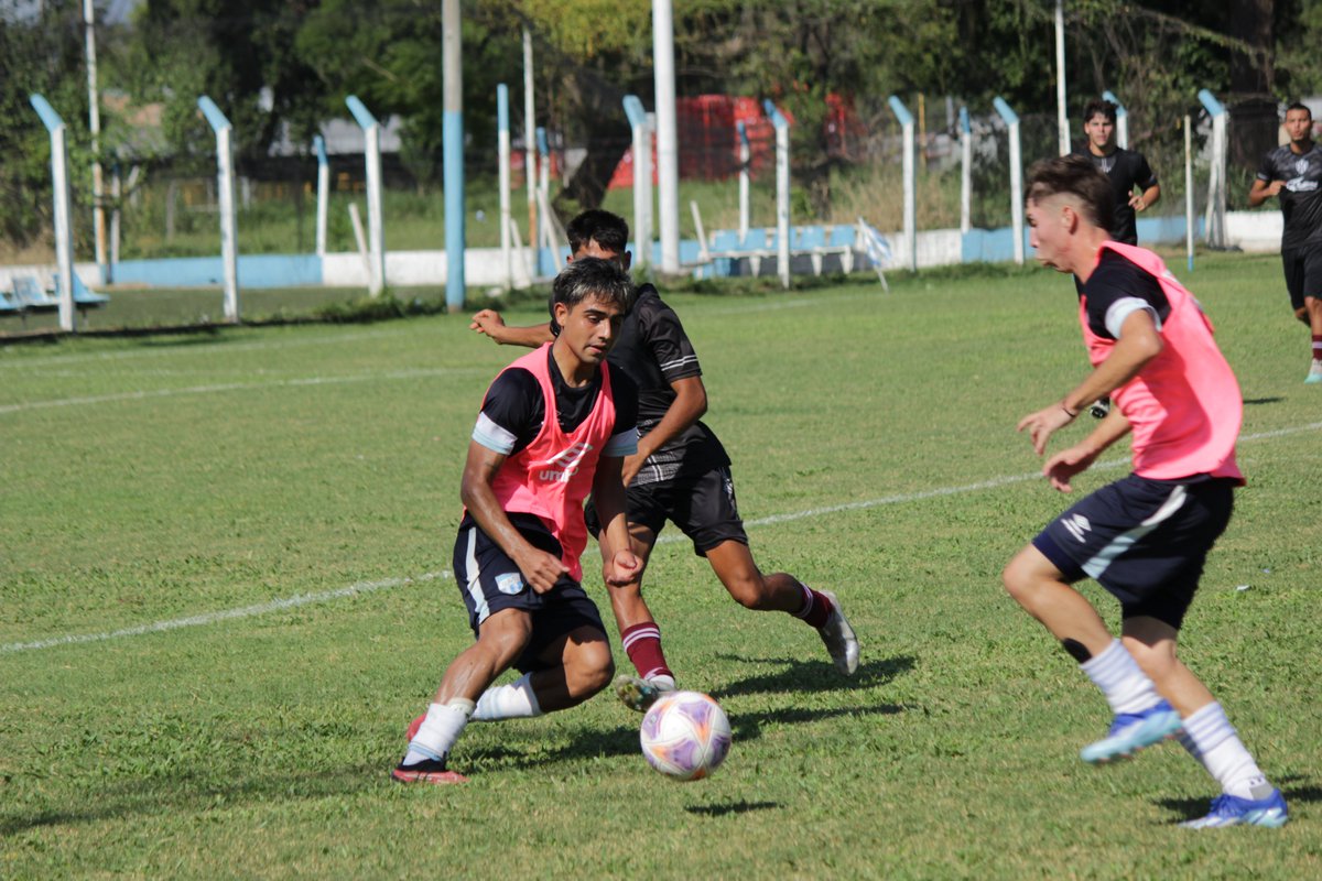 ATOficial's tweet photo. #Reserva | ➡ El plantel que dirige Diego Barrado disputó dos partidos amistosos ante Central Córdoba de Santiago del Estero, como parte de su preparación para la Copa Proyección.

✅ Ambos partidos terminaron 2 a 0 a favor del Deca.

⚽ En el primer partido: Gabriel Abeldaño y un gol en contra de CC.

⚽ En el segundo partido: Rodrigo Gallo y Gonzalo Reyes.

👊 #VamosDecano 💙🤍