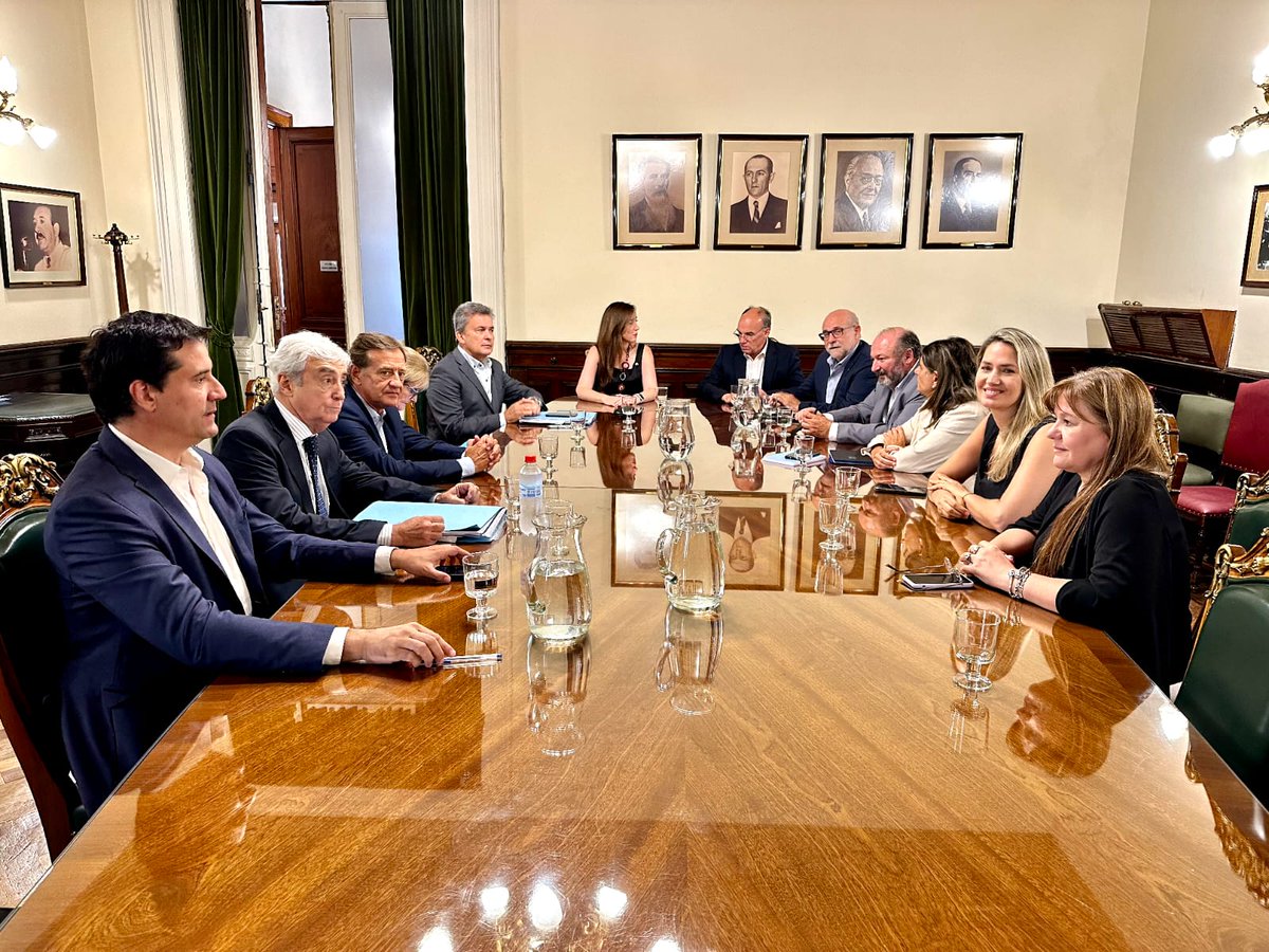 Buddha 💸 (@buddhatrials) on Twitter photo Con el bloque <a href="/ucrsenado/">Bloque UCR Senado</a> nos reunimos con la vicepresidenta de la Nación <a href="/VickyVillarruel/">Victoria Villarruel</a>. Dialogamos sobre la agenda legislativa del 2024 y la necesidad de atender los problemas urgentes de nuestro país. Queremos aportar soluciones para que la Argentina salga adelante. Con el bloque <a href="/ucrsenado/">Bloque UCR Senado</a> nos reunimos con la vicepresidenta de la Nación <a href="/VickyVillarruel/">Victoria Villarruel</a>. Dialogamos sobre la agenda legislativa del 2024 y la necesidad de atender los problemas urgentes de nuestro país. Queremos aportar soluciones para que la Argentina salga adelante.