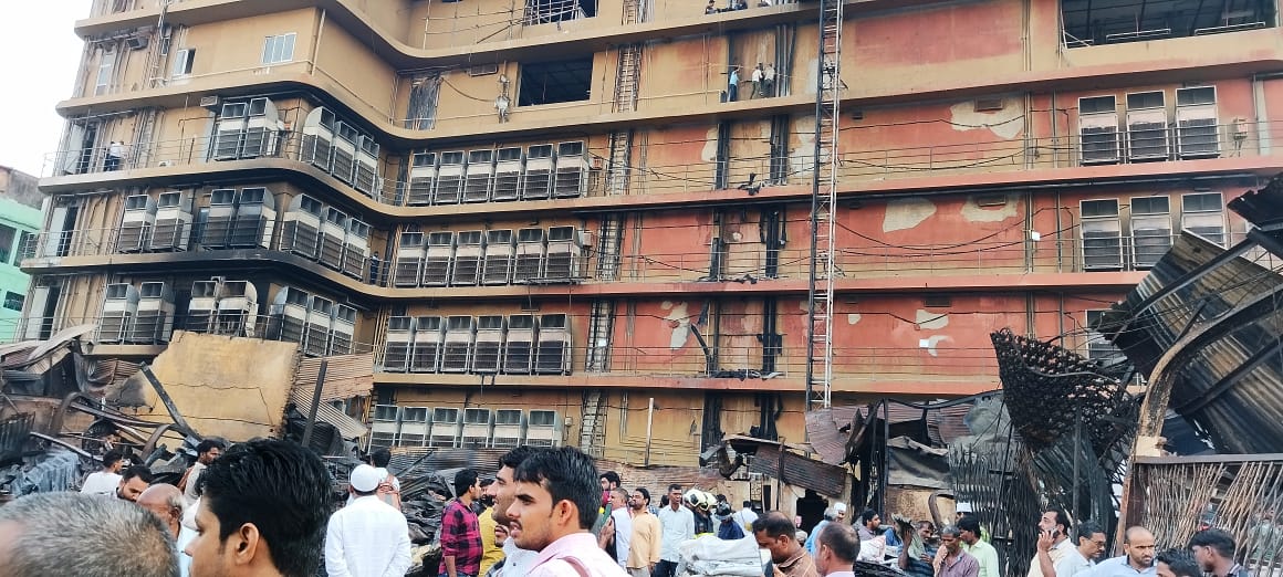 imayub007's tweet photo. 🆘 Urgent: @mybmc, Rubberwala The Platinum Tower, Grant Road East, faces 7 days without electricity and water after a fire incident. Residents, incl. elderly and handicapped, in dire need. Immediate assistance required! @mybmcWardD
@mieknathshinde  #BMC #EmergencyAppeal 🙏🏽 https://t.co/gdlqR30ZVD