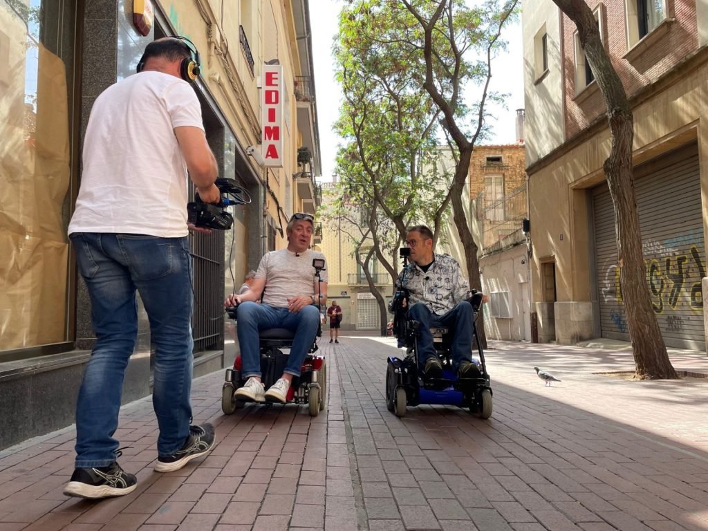 CanalTerrassa's tweet photo. ‼️📺| Ja ho hem dit oi que som finalistes a #PremisZapping de @Telespectadors? L'equip del #SobreRodes i @CanalTerrassa hi optem en categoria #televisionslocals

🤳Recupereu-lo a https://t.co/jOJUcmB6hY #Terrassa 

Sort, companys de @bdncom @VOrientalTv i @canalblau a @laxarxa! https://t.co/o89mHDMNmD