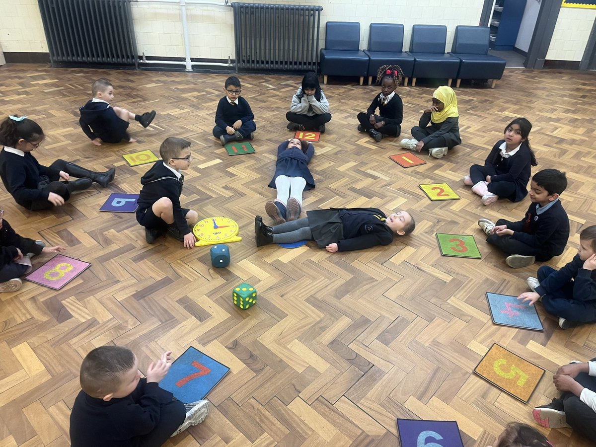 ibroxprimary's tweet photo. We loved playing clocks today #Time #Humanclock #Dicefun #maths☺️😀⏱️🕥🕰️🕦 https://t.co/CmzlVRRUy0