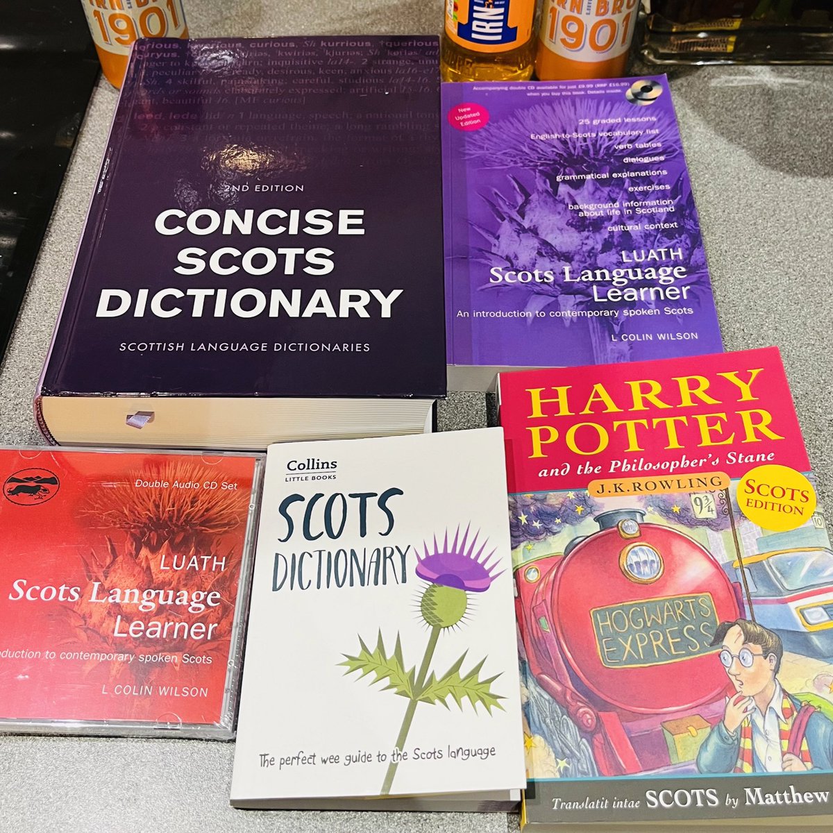 A good haul from Edinburgh 😍📚🏴󠁧󠁢󠁳󠁣󠁴󠁿 #langtwt #Scots #languages #languagelearning #Scotslanguage