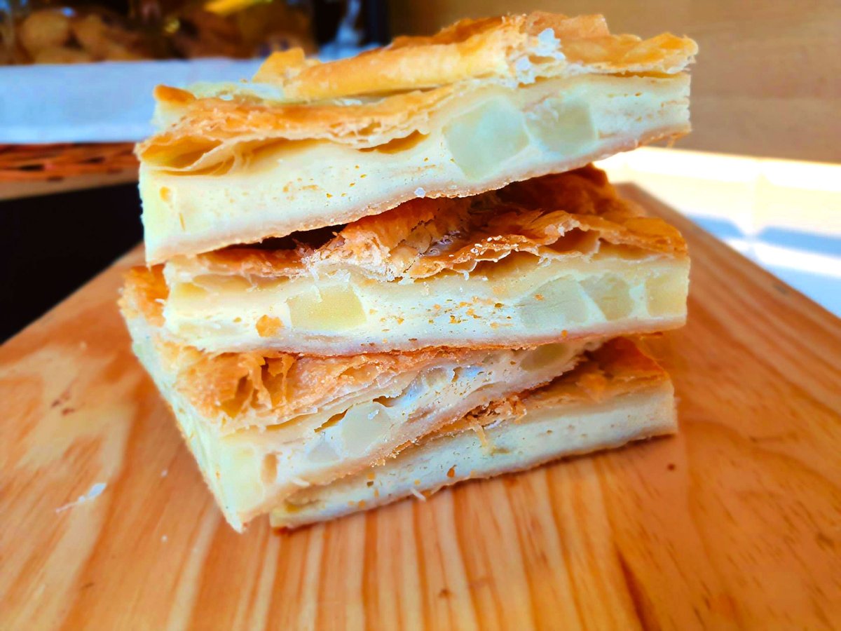AntoniaButron_'s tweet photo. 🌟 Momentos mágicos merecen sabores únicos: nuestra EMPANADA DE TORTILLA DE PATATAS CON CEBOLLA CARAMELIZADA es eso y más.

🤩 Ideal para empezar el día con energía, para una pausa deliciosa a media mañana🕗 ¿Cuál es tu momento favorito para disfrutar de esta delicia? 💬✨" https://t.co/joVzClOIyP