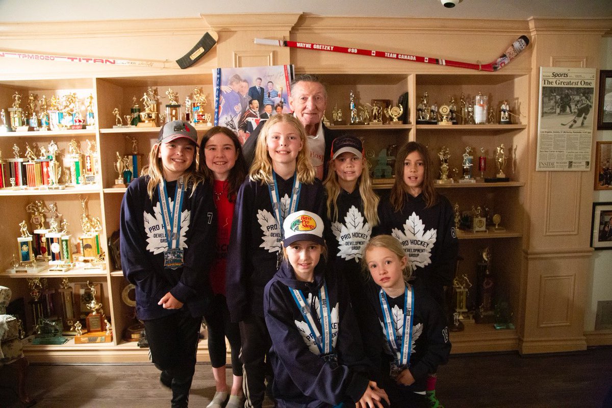 dunndesign's tweet photo. @spittinchiclets @pinkwhitney Nah, this was Gretzky’s basement. https://t.co/Ed635tEgXu