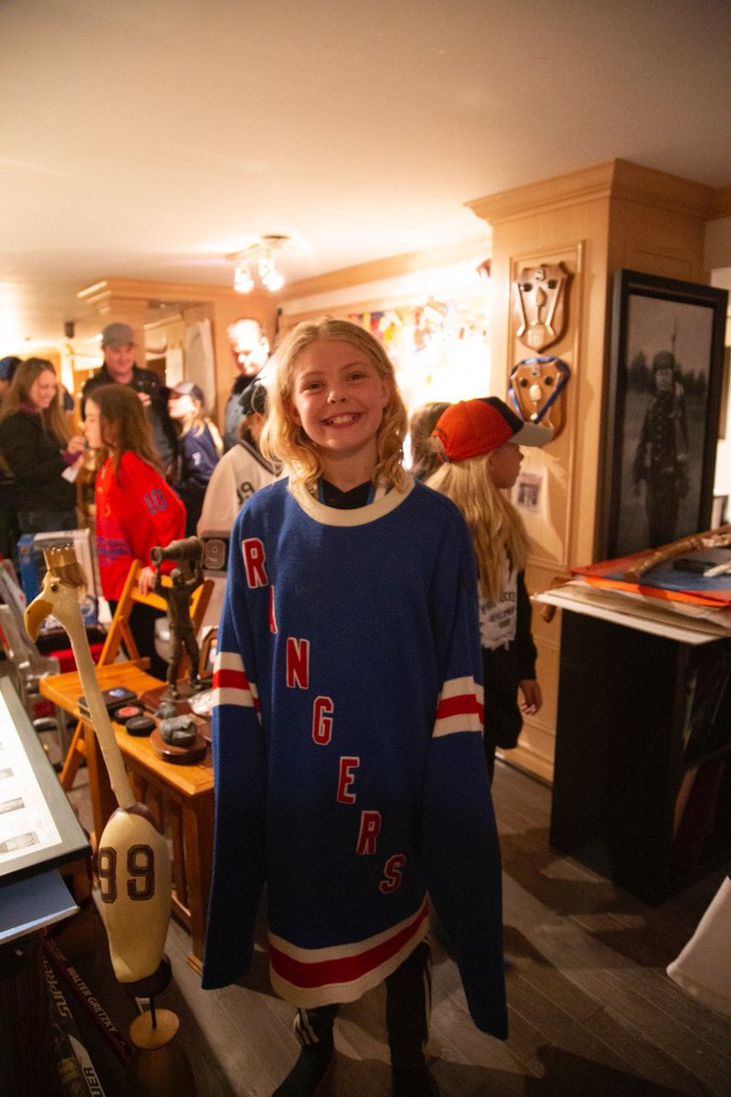 dunndesign's tweet photo. @spittinchiclets @pinkwhitney Nah, this was Gretzky’s basement. https://t.co/Ed635tEgXu