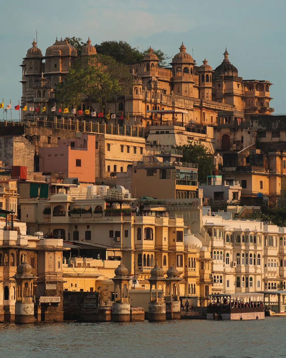clrofbharat's tweet photo. Discover the enchanting tones of ochre that never fail to mesmerize the wanderer.
📍 Situated in Udaipur, Rajasthan
#OchreHues #RajasthanDiaries #UdaipurBeauty #ColorsofAdventure #TravelDiscoveries #ExploringRajasthan #NaturePalette #WanderlustVibes #UdaipurMagic #GoldenTones https://t.co/SMZsmmywb4