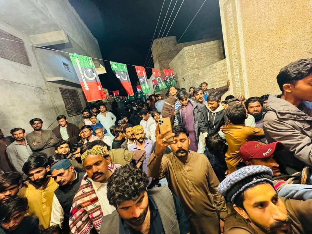 Menghwar_Rawal's tweet photo. The continued election campaign of #PPP candidates, from early morning of 10AM to 6:AM of next morning, that shows #PPP believes in the principles of empowering the people. Glimpses of election campaign of #NA209 @ShaziaAttaMarri & #PS41 @AliHassanHingo4 in Ward14 Khipro Sanghar. https://t.co/WJatihMKd1