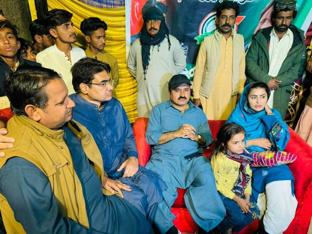 Menghwar_Rawal's tweet photo. The continued election campaign of #PPP candidates, from early morning of 10AM to 6:AM of next morning, that shows #PPP believes in the principles of empowering the people. Glimpses of election campaign of #NA209 @ShaziaAttaMarri & #PS41 @AliHassanHingo4 in Ward14 Khipro Sanghar. https://t.co/WJatihMKd1