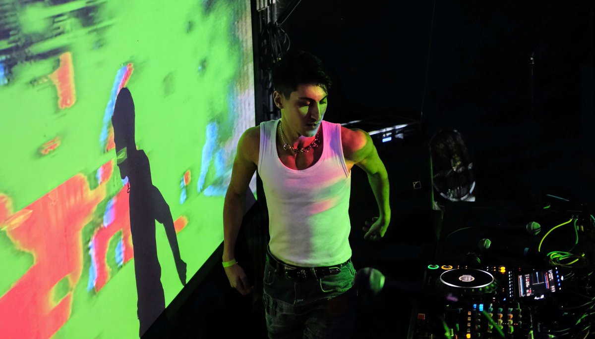 UtopiaDistrict's tweet image. Photos of @bl00dwave live-set in L.A last November at FlamingoFest 2023! 🇯🇵 💓

📸 Unknown caller &amp;amp; @AugnosMedia 
 VA  Jumper kimmons