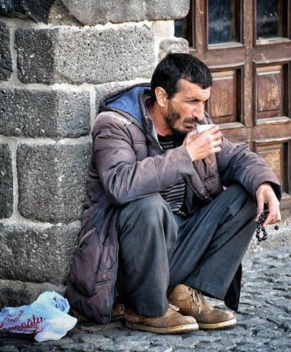 Ne istediniz bu garip insandan 
Neyi dokundu?
Doğrularımı dokundu?
Aşağılık katiller
ALLAH'ın lâneti üzerinize olsun.
Diyarbakırlı Ramazan hoca çay ocağında namaz kılarken göğsünden aldığı bıçak darbesiyle vefat etmiş. 
Allah rahmet eylesin,mekanın cennet,
 olsun.
#RamazanHoca