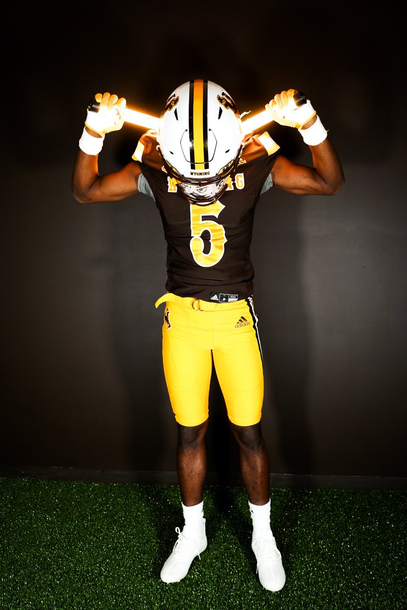 0fficial_D5's tweet photo. I would like to express my gratitude to my parents, coaches, friends, and family for their support in shaping me into the person I am today. Their belief in me and the opportunities they provided. With that being said i will be committing to the university of Wyoming Go Pokes🤠 https://t.co/zRoNKRDkAl