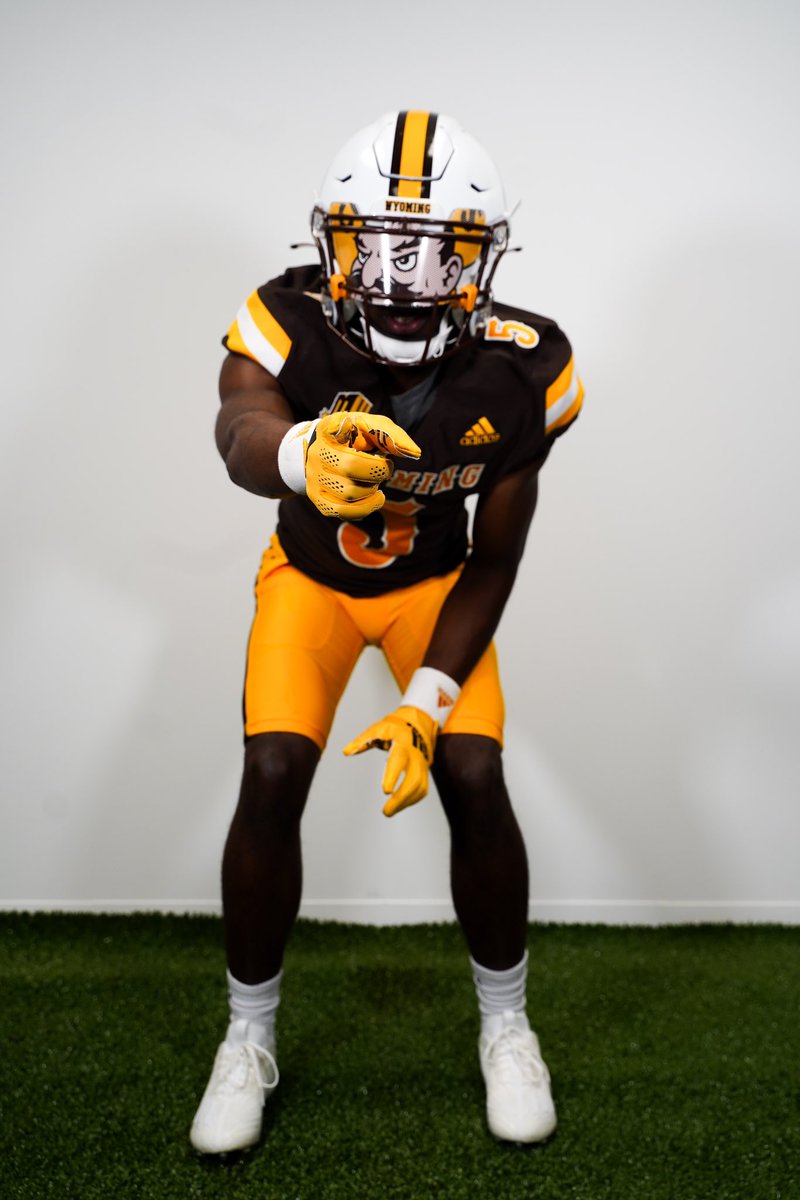 0fficial_D5's tweet photo. I would like to express my gratitude to my parents, coaches, friends, and family for their support in shaping me into the person I am today. Their belief in me and the opportunities they provided. With that being said i will be committing to the university of Wyoming Go Pokes🤠 https://t.co/zRoNKRDkAl