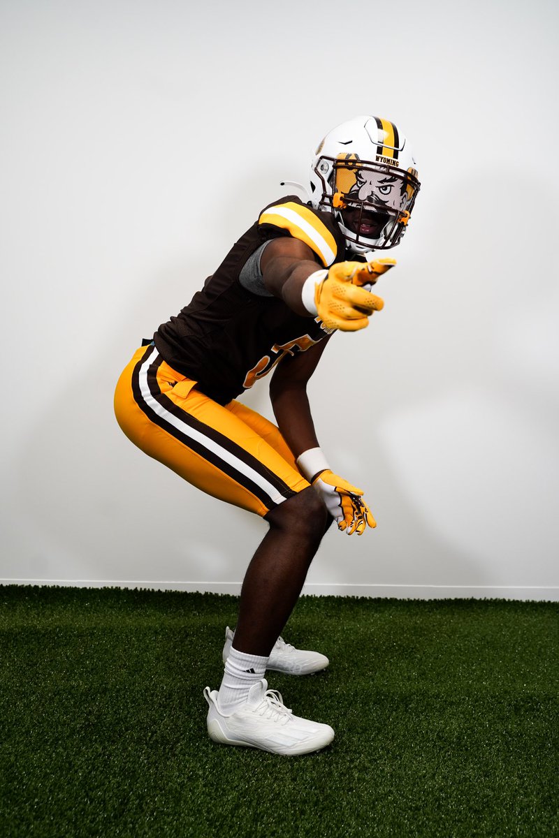 0fficial_D5's tweet photo. I would like to express my gratitude to my parents, coaches, friends, and family for their support in shaping me into the person I am today. Their belief in me and the opportunities they provided. With that being said i will be committing to the university of Wyoming Go Pokes🤠 https://t.co/zRoNKRDkAl