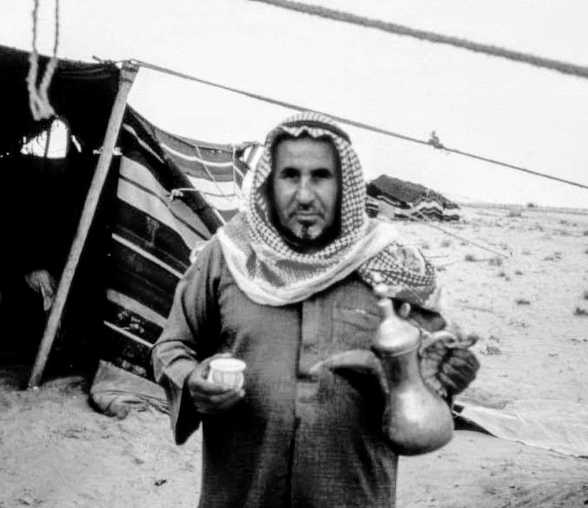 Qhta10ni's tweet photo. ماحلا الفنجال الأشقر من يد القهوجي
بين وافين المراجل وفنجاله يدور

في محل سنافيً مادخله اللجلجي
لاتقفى غايبينً ولا زعّل حضور

سجة المسيار للقرم هذا منهجي
دام رجلي صوب بيته يساعدها العبور

الرفيق اللي توده تبره بالمجي
مثل مابريت نفسك بجناب معثور https://t.co/qCtfeKrCH9
